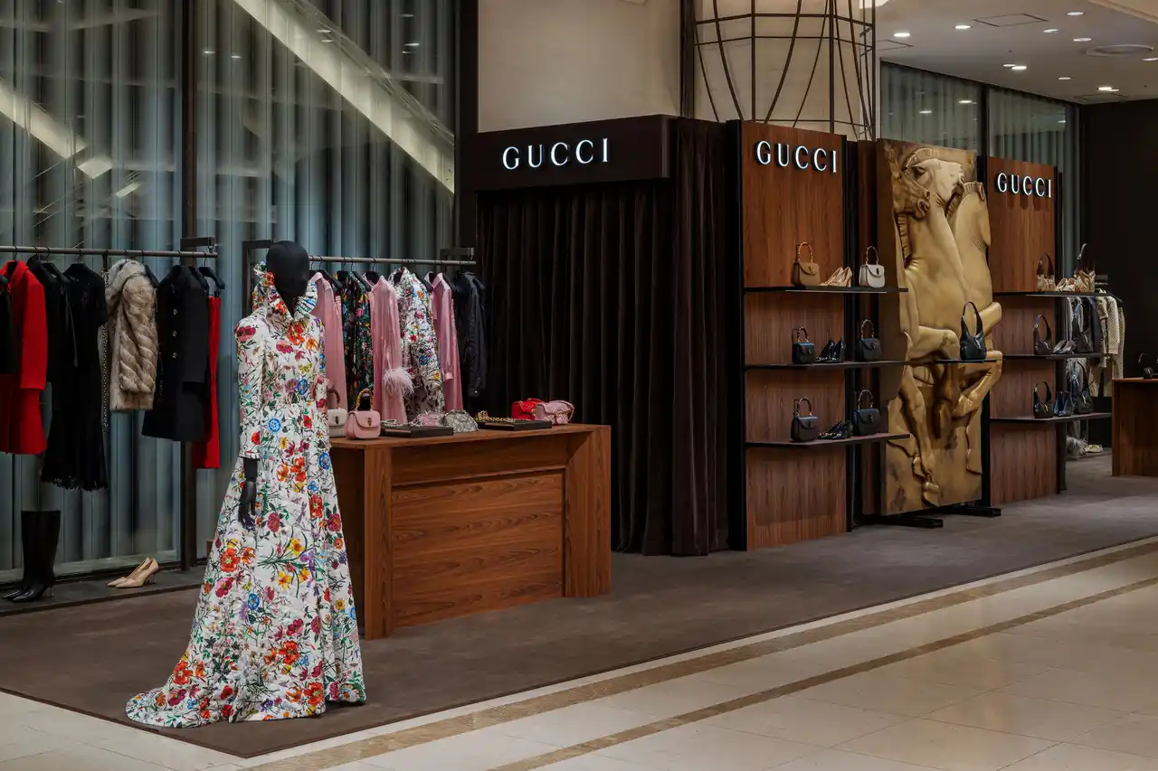 グッチ、デムナによる初コレクションのローンチを記念し、Gucci La Famiglia Pop-Upショップを開催