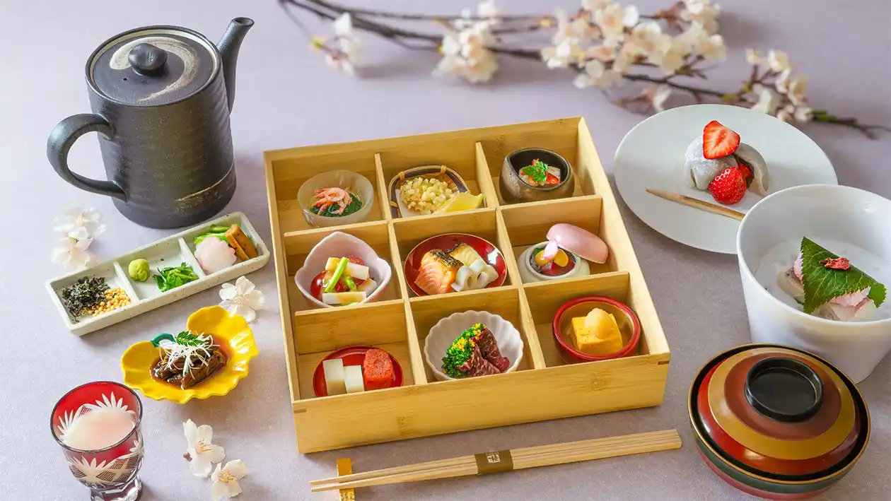 【高輪エリアのプリンスホテル】17種類約210本の桜により春色に染まる日本庭園の特等席で味わう「絶景朝食」や「桜の竹あかりライトアップ」を今年も開催