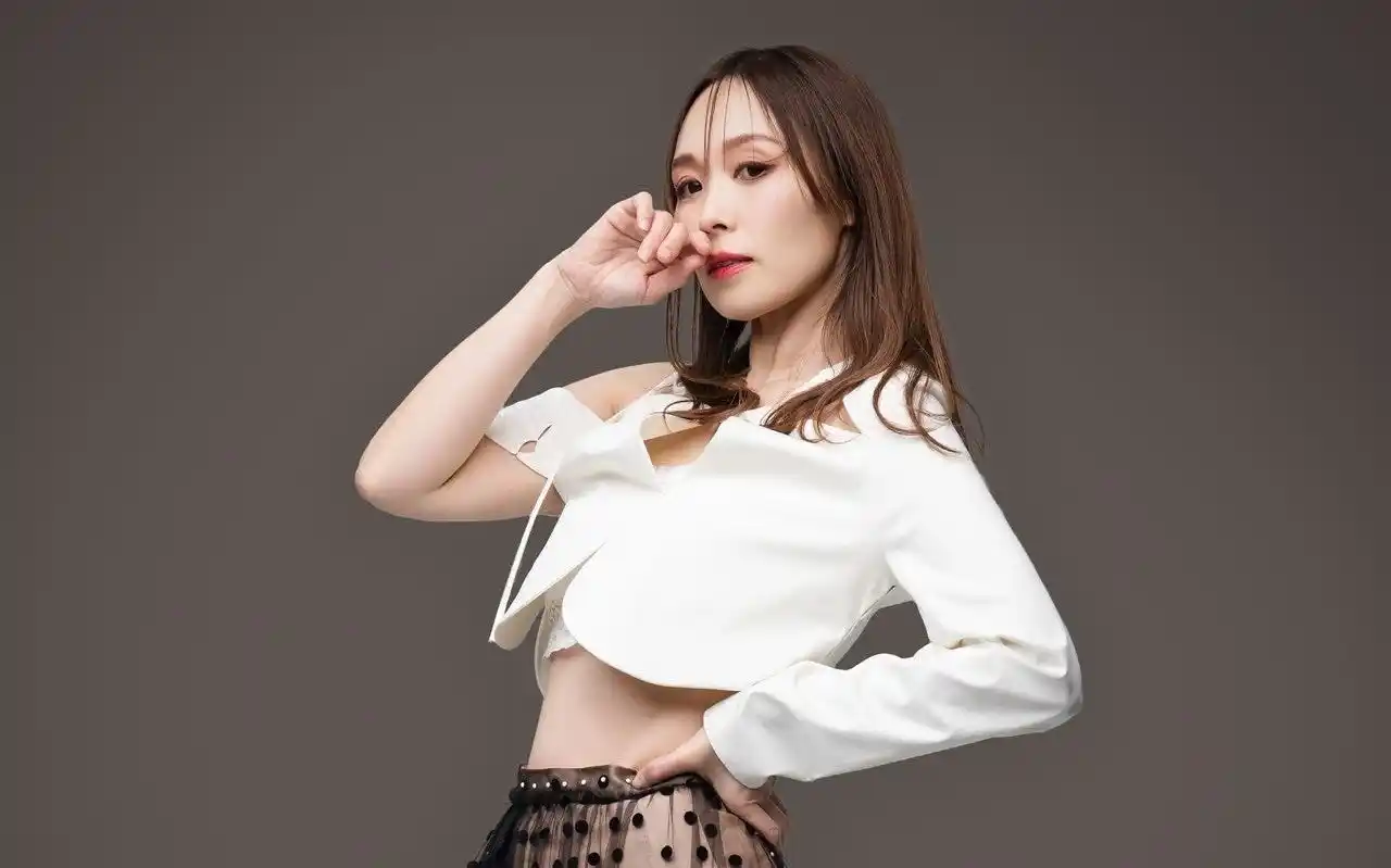 愛内里菜×チケットペイ コラボキャンペーン開催！音楽シーンを彩り続ける愛内里菜さん、ファンへの想いを込めたサイン色紙プレゼント！