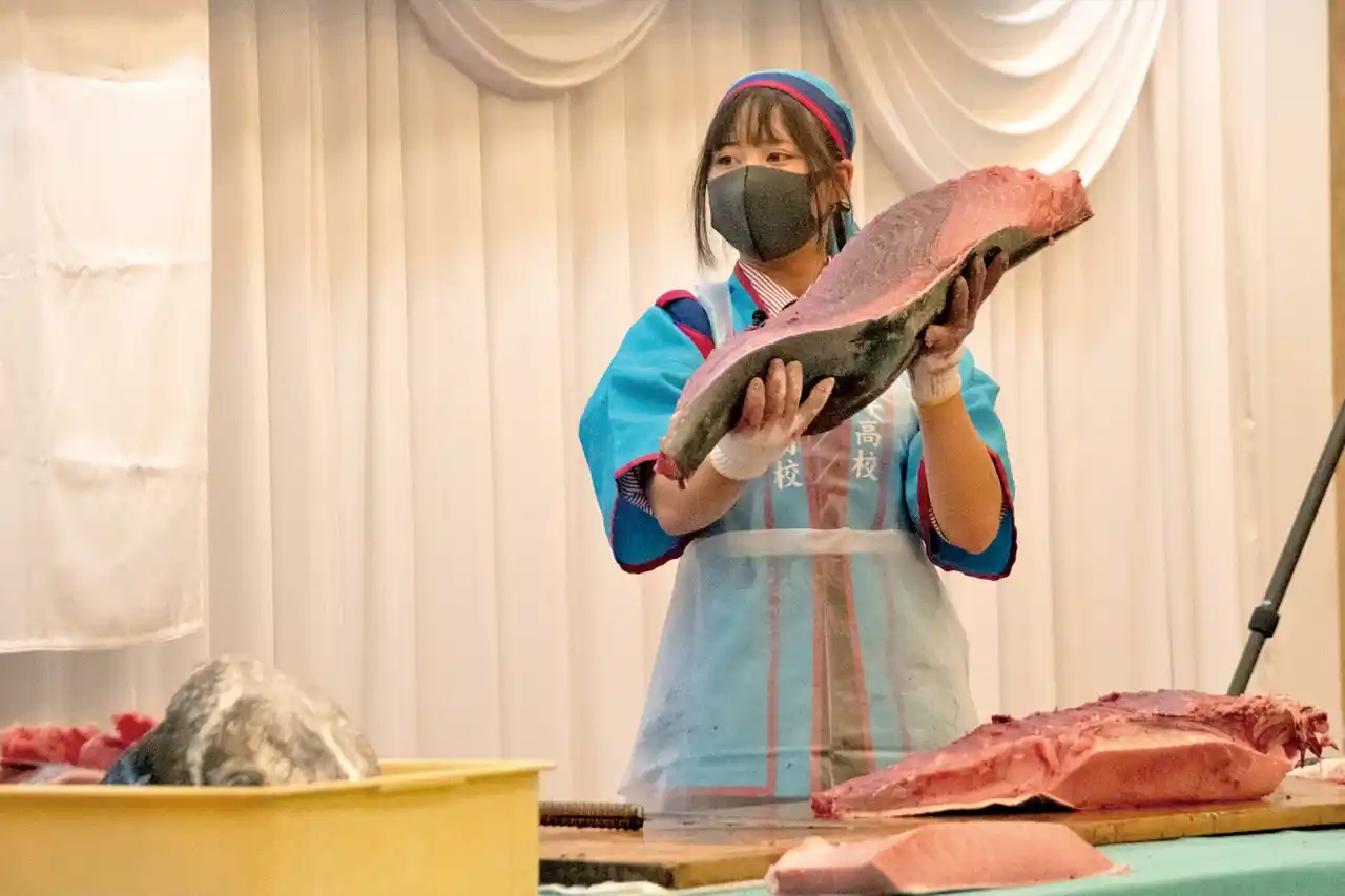 【株式会社　大丸松坂屋百貨店】 〈野島水産〉まぐろ祭り【イベント】高知海洋高校 ツナガール まぐろの解体ショー