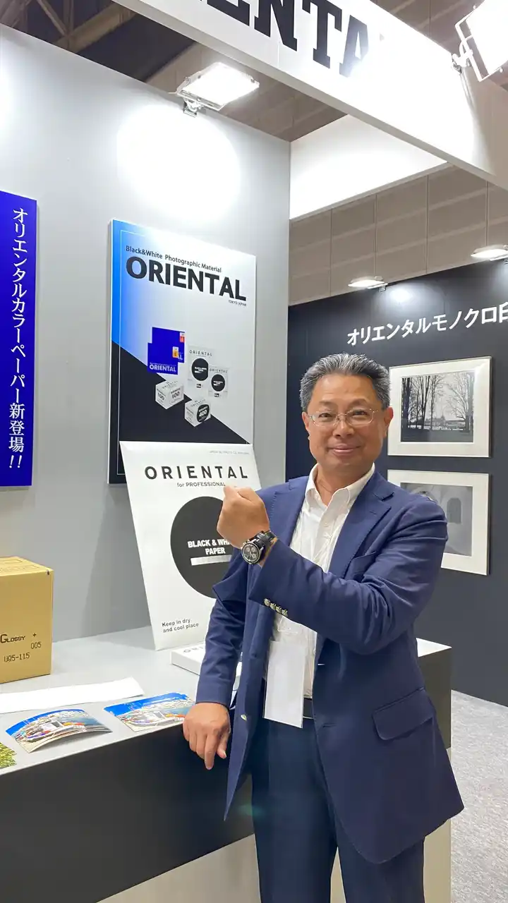 【株式会社クロスワン】 オリエンタル写真工業株式会社 代表取締役社長・有馬登氏が「信長デイトナ」を装着