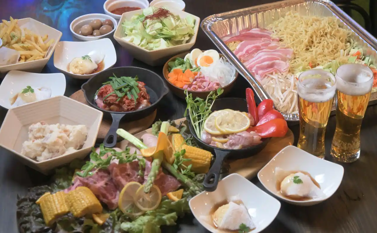 【ウッドデザインパーク株式会社】 【名古屋・栄駅徒歩1分／最大100名】冬でも暖かい完全屋内BBQ場に“BBQサカバコース”が新登場【BBQ＋居酒屋メニュー＋飲み放題で4,500円～】