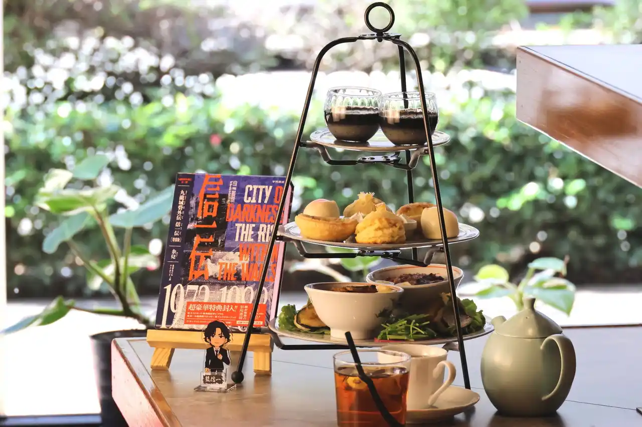 【株式会社ハヤカワ】 サロンクリスティの大人気企画第３弾『九龍城砦外伝　信一伝〔特装版〕』刊行記念コラボメニュー【九龍城砦イブニングティーセット第2弾】の提供が決定！2026年1月7日～2月27日の期間限定！