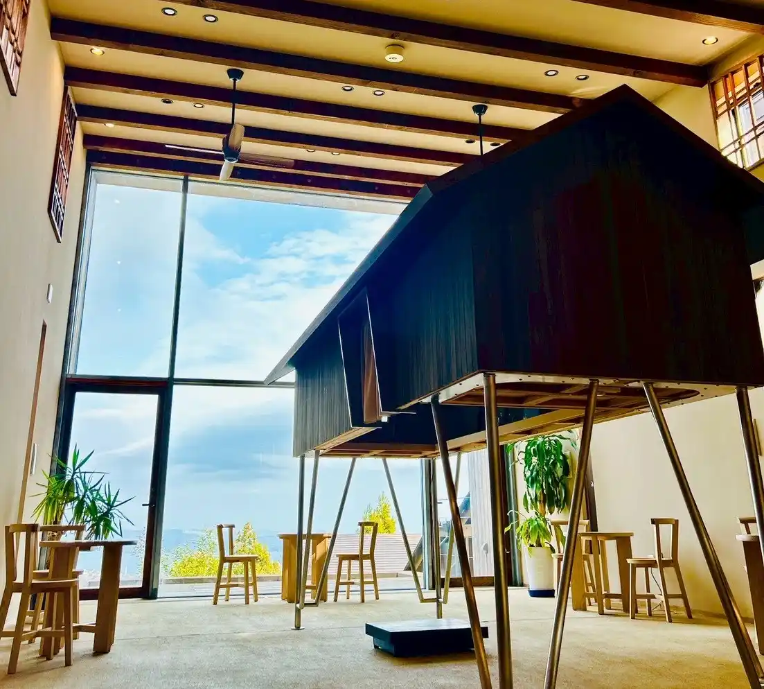 【株式会社関屋リゾート】 海を望む“小さな書架”が、旅の記憶をそっと刻む