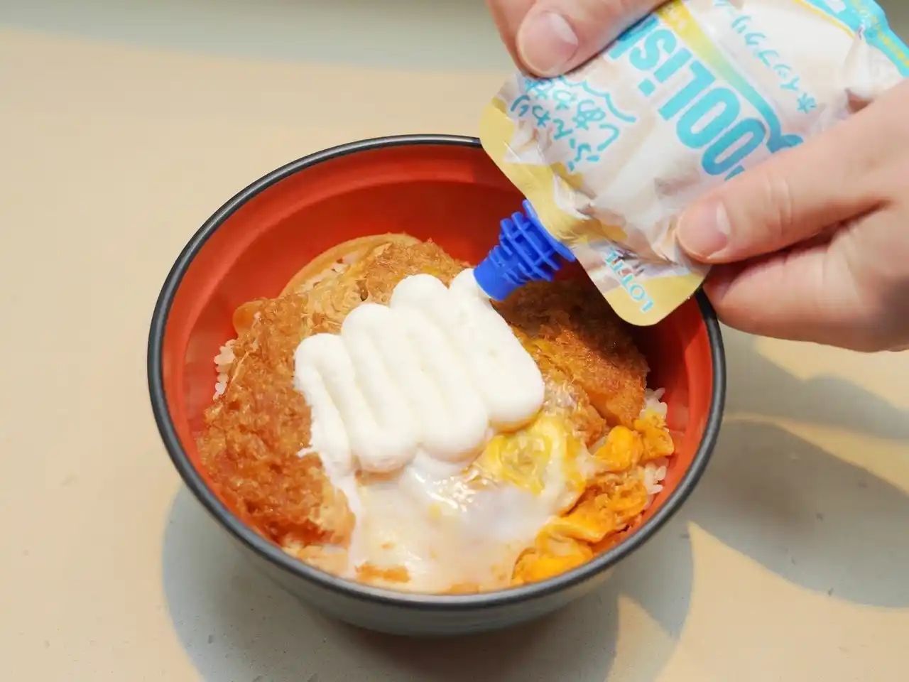 【株式会社ロッテ】 飲むアイス「クーリッシュ」と「名代富士そば」が夢のコラボ！まるで魔法の熱冷（あつひや）メニュー！？超COOLな「かつ丼」が誕生！『クーリッシュホイップかつ丼』