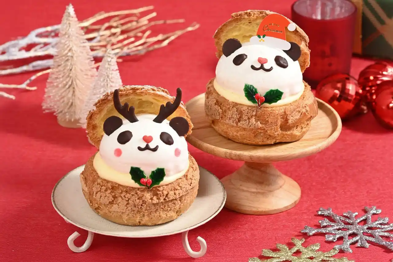 【東和フードサービス株式会社】 【椿屋珈琲・ダッキーダック】可愛らしいパンダがトナカイとサンタに大変身！