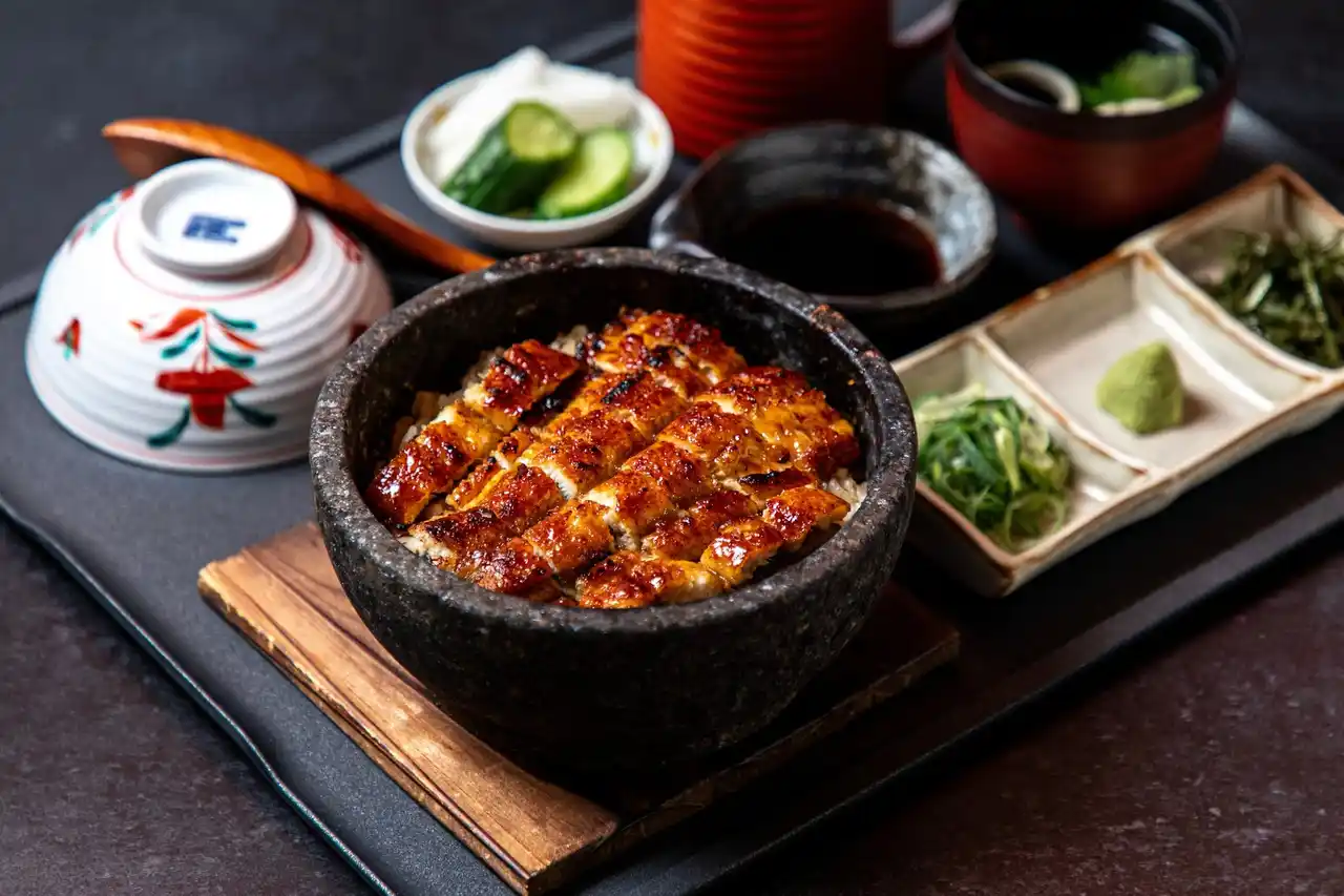 【チタカ・インターナショナル・フーズ株式会社】 名古屋・伏見「知多家 本邸」に曜日限定メニュー登場。備長炭焼き × 石焼きごはんの贅沢「うなぎおこげまぶし」と「飛騨牛まぶし」販売開始