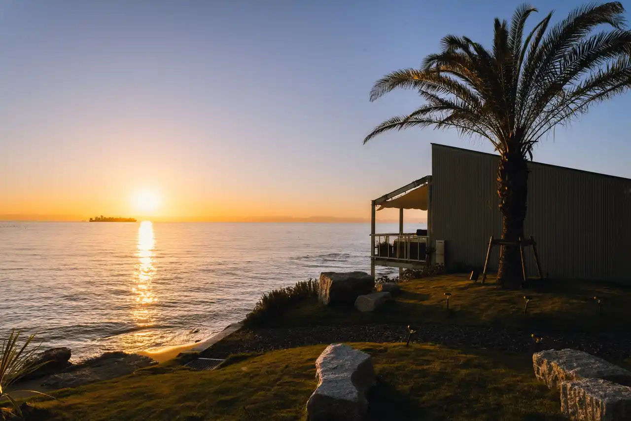 【ウッドデザインパーク株式会社】 【日本最大級の牡蠣小屋×リゾートグランピング】“本来、交わらない贅沢が、ここで重なる。”土日祝日・年末年始限定｜ウッドデザインパーク野間の新たな試み、海辺で過ごす1日滞在プランが新登場！