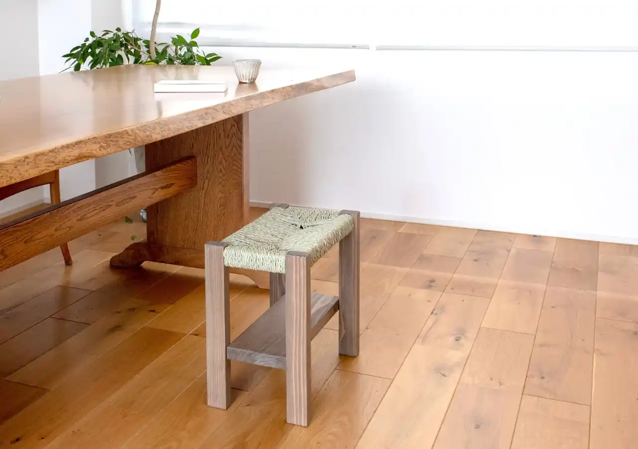 【たたみのこうひん】 捨てられるはずだった「い草」が、椅子になった。畳メーカーが挑む、端材から生まれたサステナブル家具