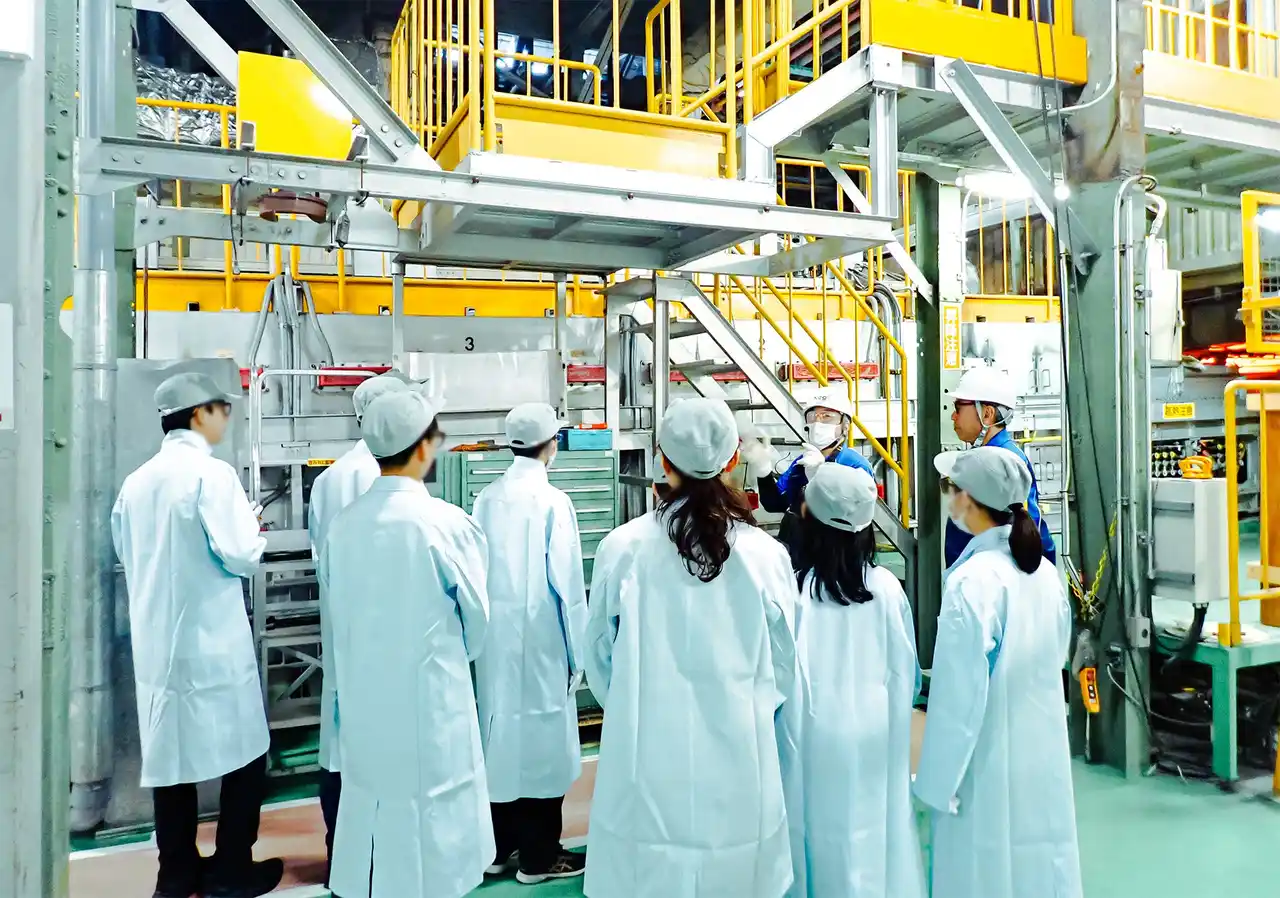 【日本電気硝子株式会社】 次世代育成への取り組みの一環として小中学生向け工場見学を実施