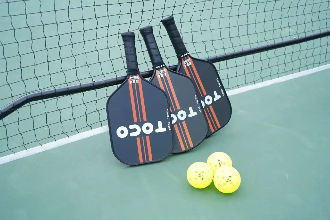 【ビーズ株式会社】 靭公園テニスコートで「ピックルボール」でのレンタル利用がついに開始。日本発ブランド『TOCO』の用具も導入、手ぶらで本格体験が可能に。