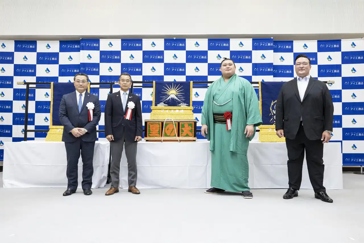 【株式会社アイ工務店】 横綱・大の里関に“富士山×風神雷神”の化粧廻しを贈呈！アイ工務店が化粧廻し贈呈式を開催