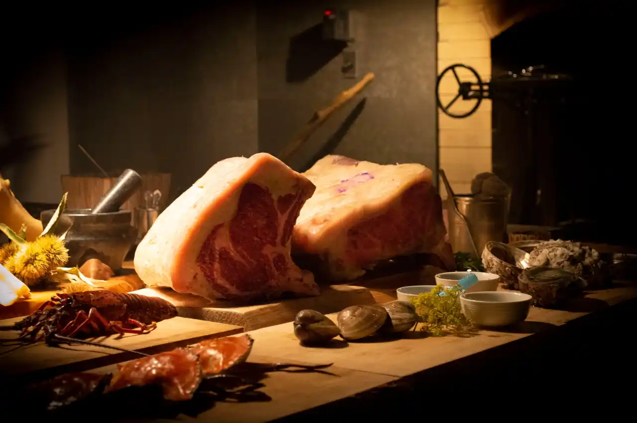 森への敬意を一皿に。アクアイグニスの別邸「湯の山 素粋居」で、星付きシェフによる“クリスマス限定ジビエ饗宴”を披露。