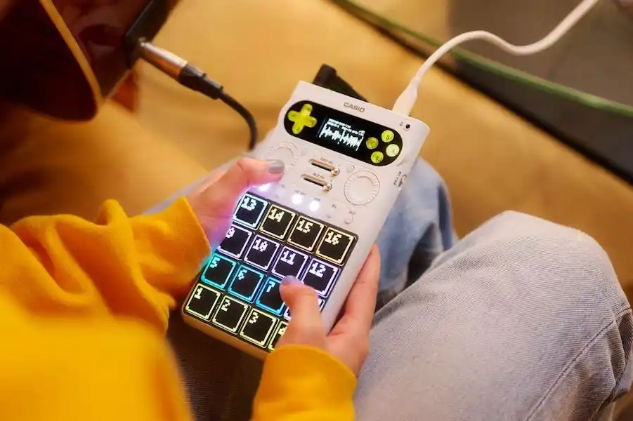 【カシオ計算機株式会社】 初心者でも手軽に楽曲制作・演奏ができるサンプラー