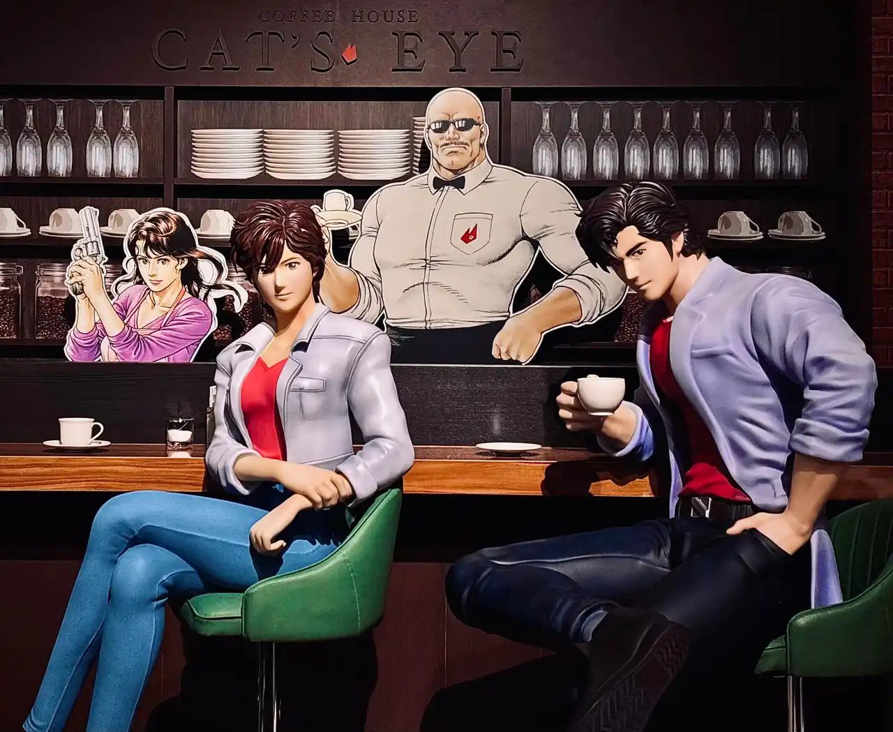 【株式会社コアミックス】 上野の森美術館で開催中の「シティーハンター大原画展」に「槇村香」等身大立像がいよいよ登場！喫茶キャッツアイに獠、香、海坊主、美樹4人が勢揃い！新作オリジナルグッズ＜名刺ケース＞も遂に販売開始！