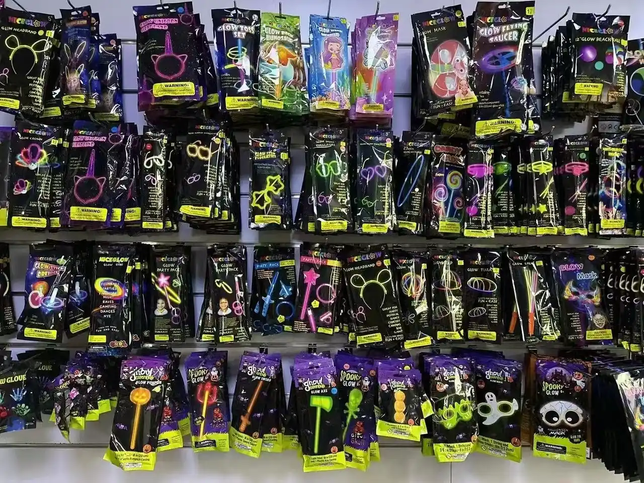 義烏雑貨　満天下　世界最大級の卸売市場「義烏マーケット」アクセサリー、ストラップ、ピアス、ネックレス　新規販売開始いたしまました