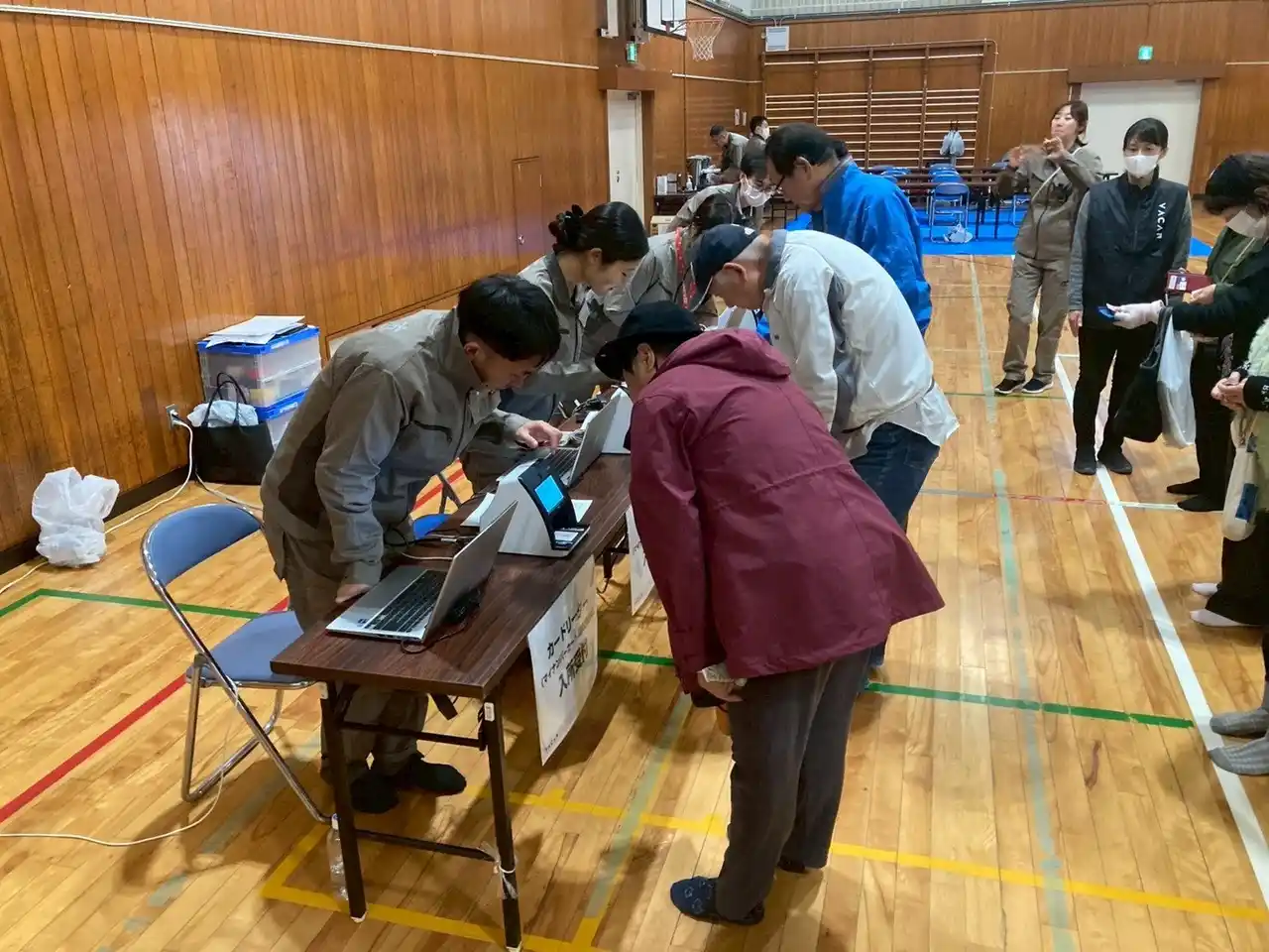 【株式会社バカン】 大阪府泉大津市で「避難所受付のデジタル化」を住民・職員が体験　マイナンバーカード・運転免許証・Webフォームで9割以上が「スムーズ」と評価