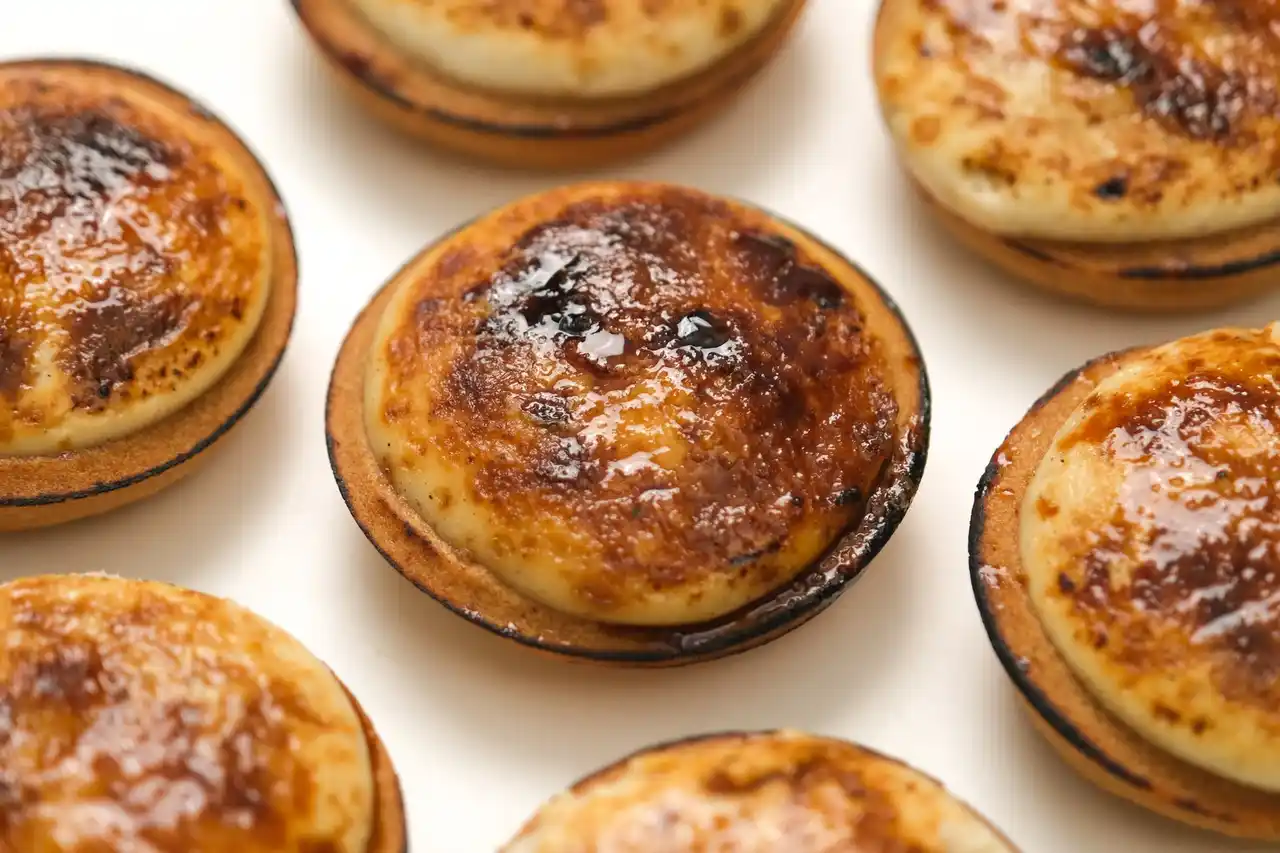 【フランス伝統菓子をタルトに】キャラメリゼの香ばしさと濃厚チーズ。贅沢な口どけの『とろっと香ばしいマスカルポーネのブリュレタルト』をスナックミーオンラインストアで期間限定発売