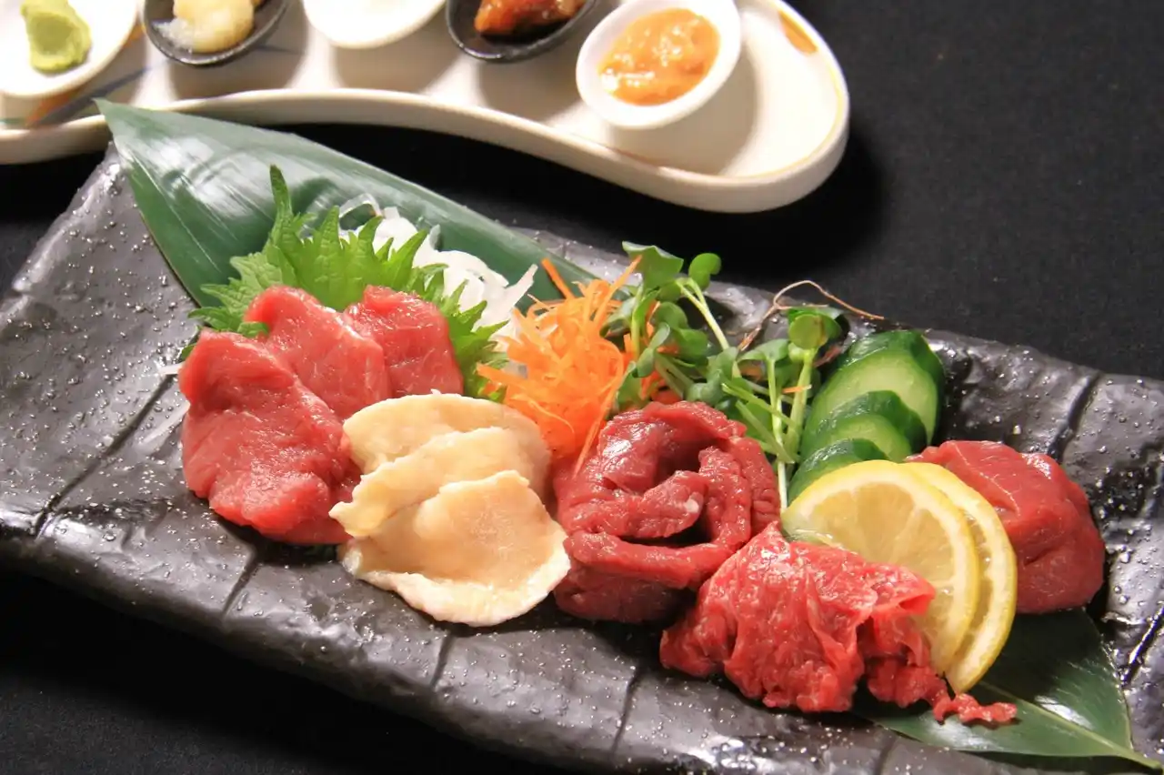 71％割引の829(バニク)円！年に一度の“馬肉祭り”8月29日・馬肉の日に馬刺しの5種盛りを大特価でご提供！　大衆馬肉酒場 馬王 十三店