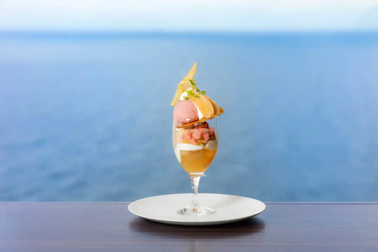 【ホテルニューアカオ】 ホテルニューアカオ、絶景が楽しめる館内カフェ「花の妖精」に夏季限定の新作スイーツ「桃のパフェ」が登場