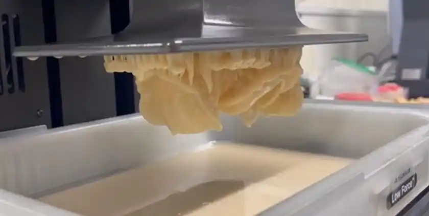 実際にスキャンデータを元に造形しているプリントデンチャーの様子