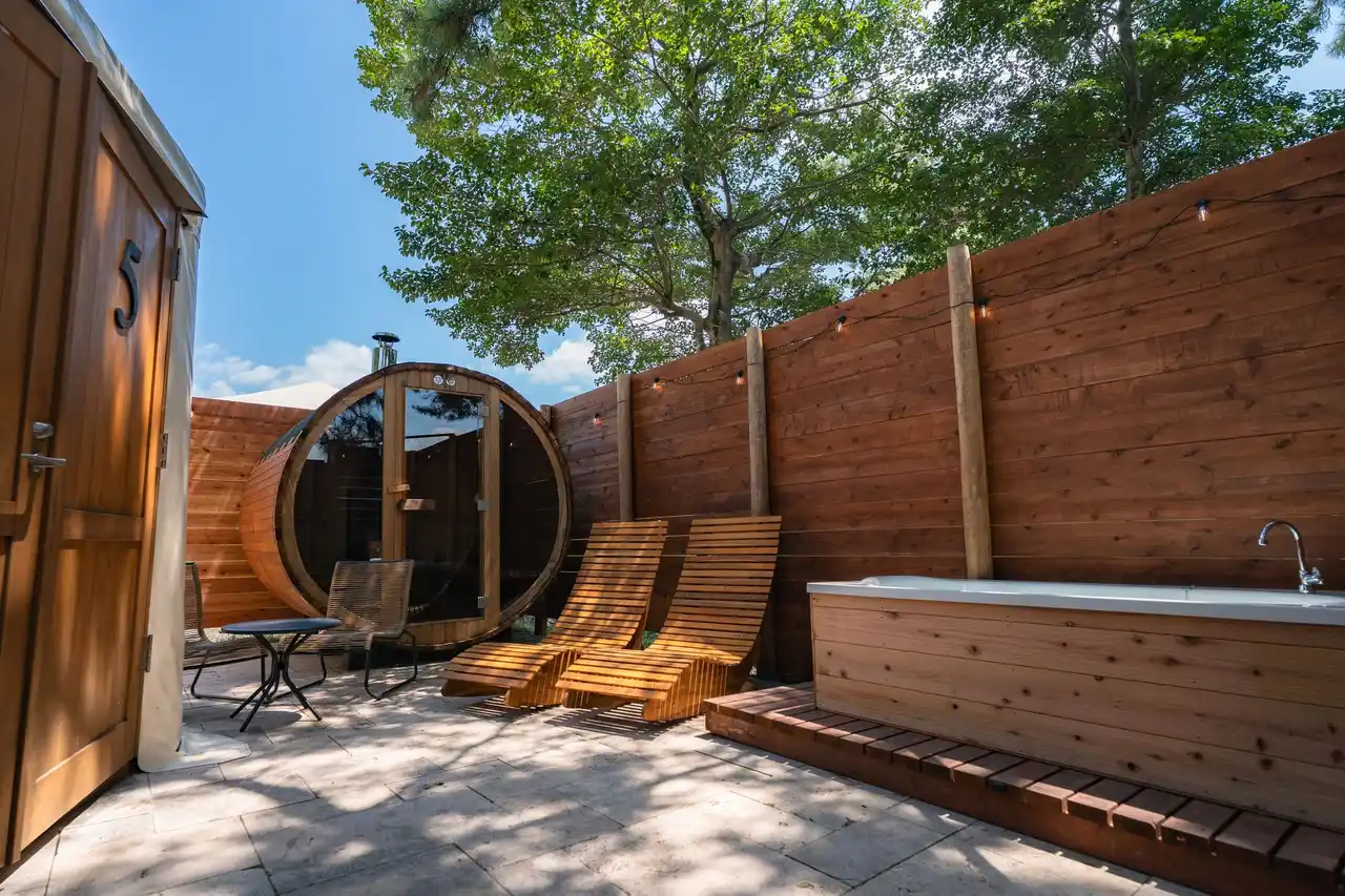 「ととのい」と「非日常」をひとつに。愛知県一宮市にサウナ付きスイートルームが新登場！ウッドデザインパークいちのみや - 紡-（つむぎ）で極上のグランピング体験を。