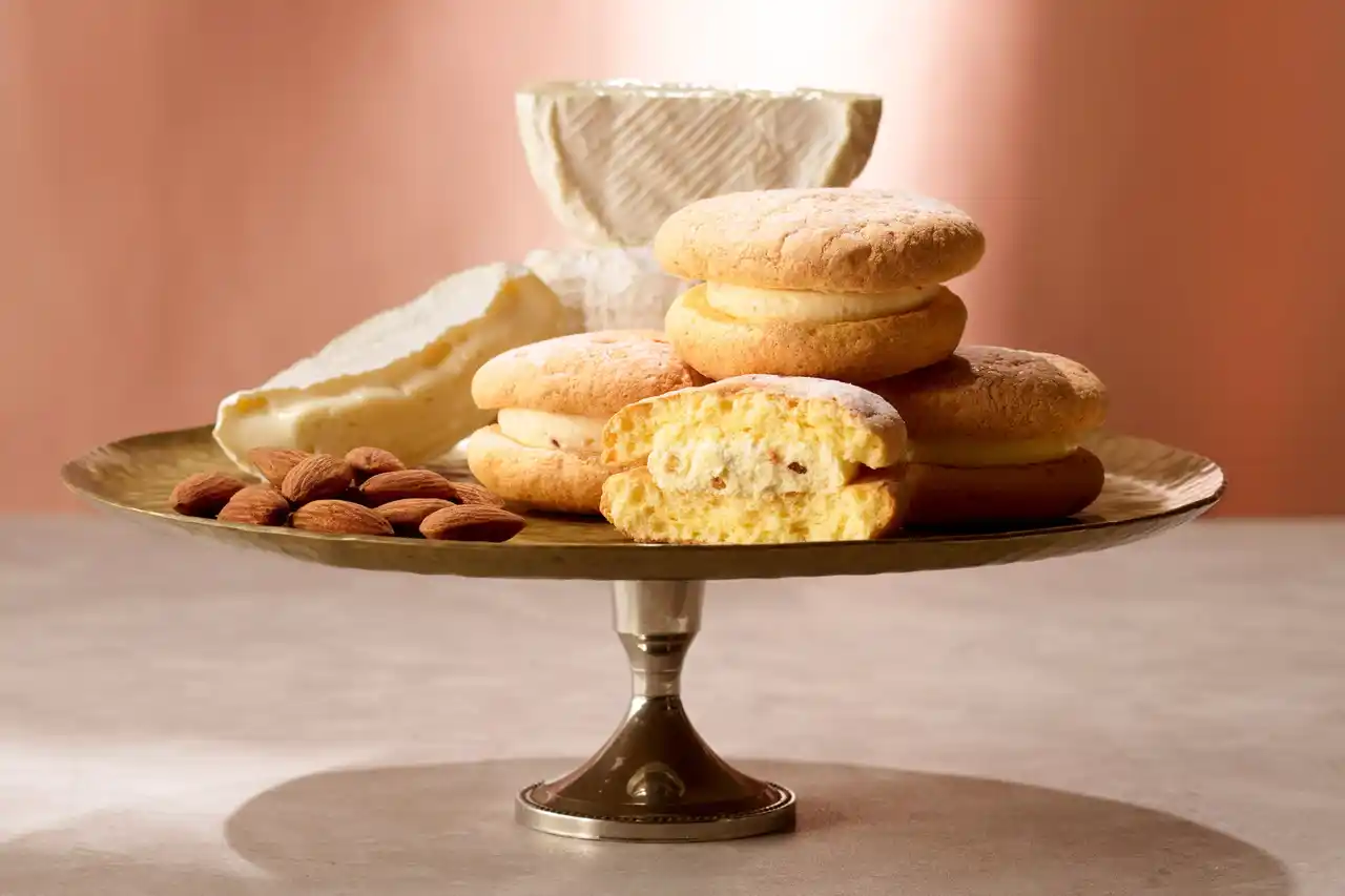 【株式会社シュクレイ】 ＜ 待望の復活・数量限定＞ まろやかなカマンベールチーズクリームにアーモンドダイスを合わせた『ブッセ〔カマンベール＆アーモンド〕』3月15日（日）に【THE DROS】から今年も発売！