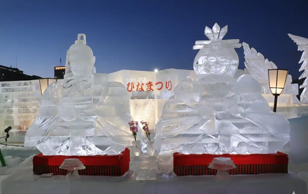 【一般社団法人日本人形協会】 ひな人形をモチーフにした氷像を展示