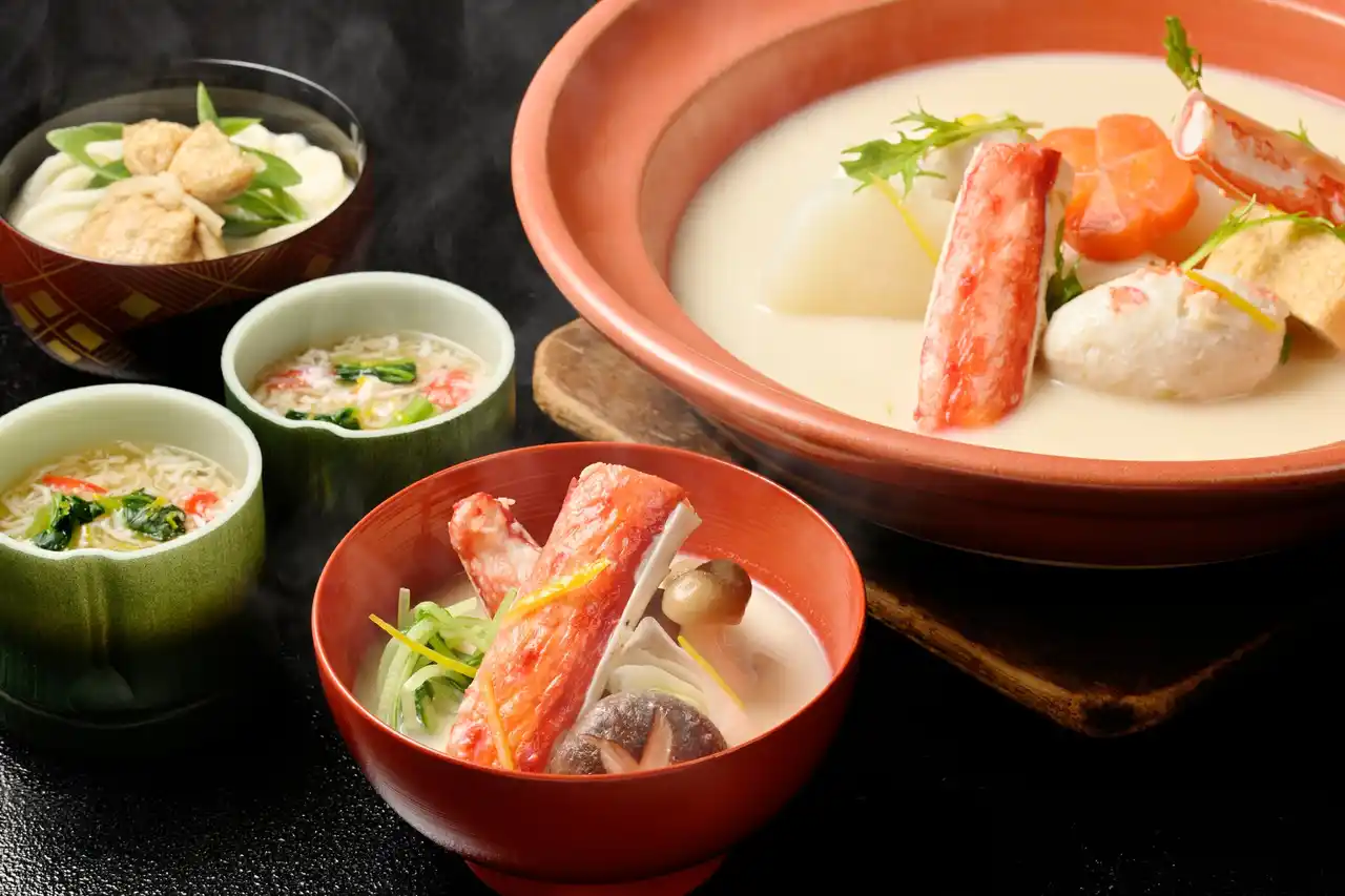 【株式会社うかい】 幸せに、まっすぐ。うかいのお取り寄せ「レストランうかい」から季節の鍋セット「吟醸蟹とうふとたらば蟹の豆乳白味噌仕立て」2026年1月1日(木)から予約販売開始