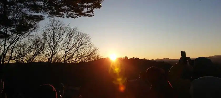 元旦の朝、標高約1,100mで迎える初日の出リフトで登る「平尾山 山頂からの初日の出」2026年　元旦限定