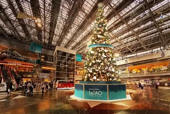 【株式会社ケイシイシイ】 【小樽洋菓子舗ルタオ】新千歳空港にルタオの商品パッケージが彩る高さ9mのクリスマス・イルミネーションツリーが登場！