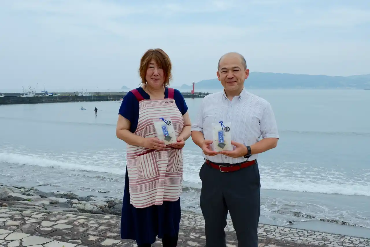 伊東の和菓子店「石舟庵」が宇佐美港のしらす漁師「美吉丸」とコラボしたせんべいを発売