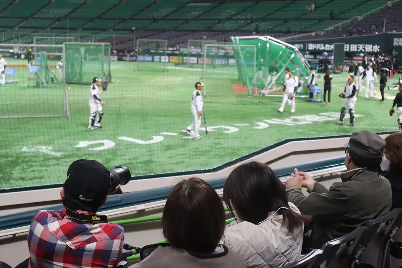 【福岡ソフトバンクホークス株式会社】 【SMBC 日本シリーズ 2025 限定】選手を間近で！ドームツアー開催決定！