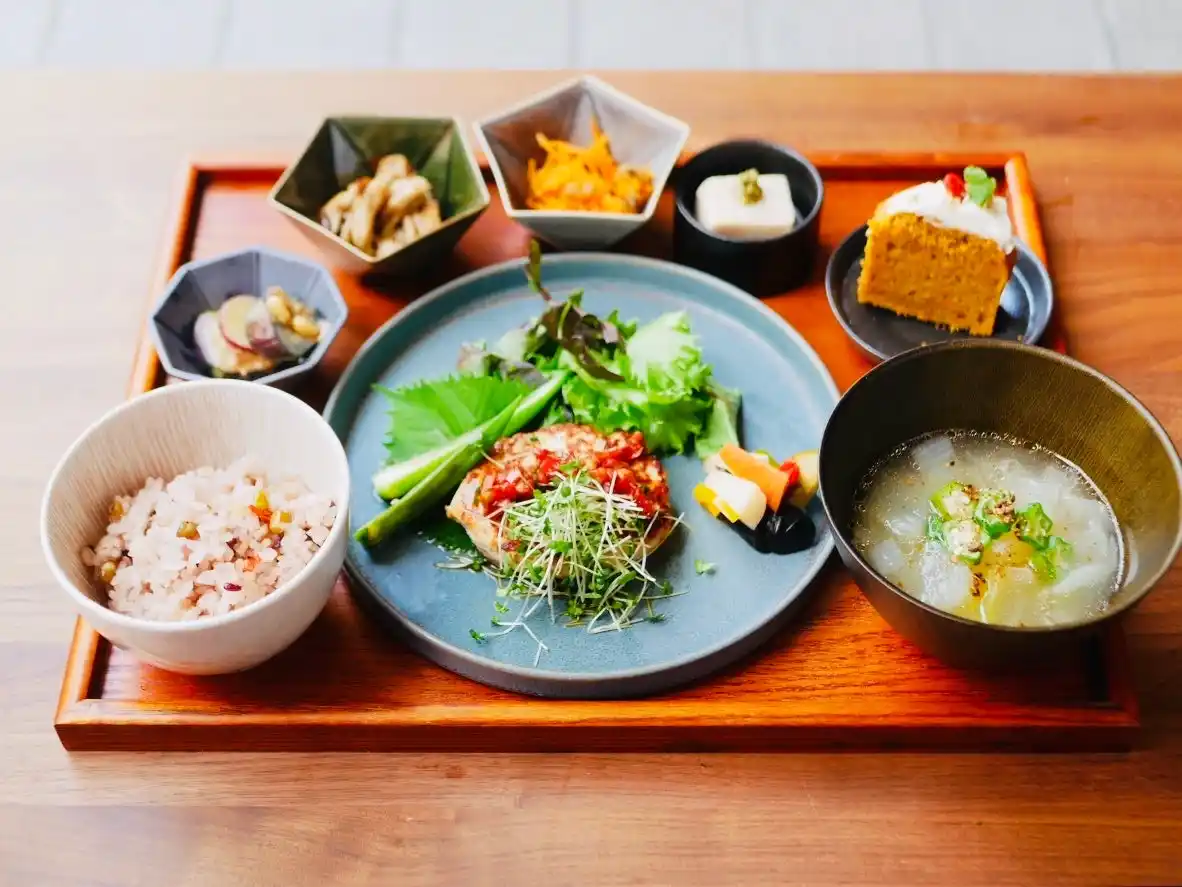 “ととのうごはん”が話題。Wabi cafeの一汁五菜プレートとは！？【株式会社Five global】