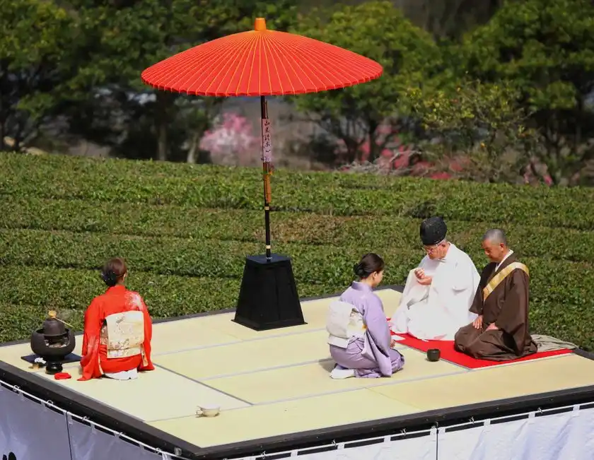 松井製茶(五木村)さんの茶畑にて。五木阿蘇神社・尾方智宮司(左)と栄立寺・村井信照住職