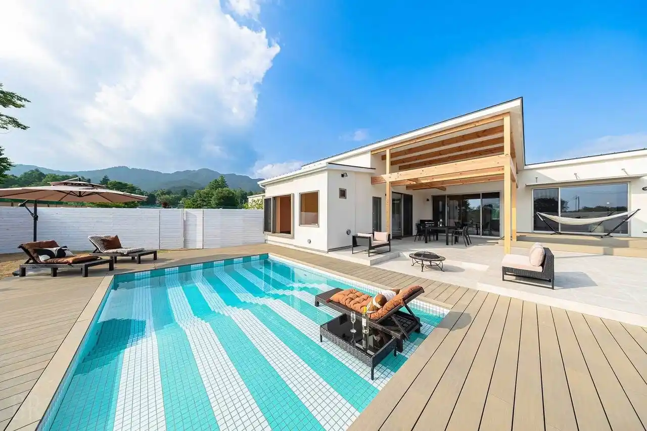 【山梨県山中湖エリアに富士山を望む1棟貸切のリゾートヴィラ「KANOA THE VILLAS～富士山中湖～」がGRAND OPEN】プライベートプール・客室温泉・サウナ完備の高規格宿で癒しのひとときを