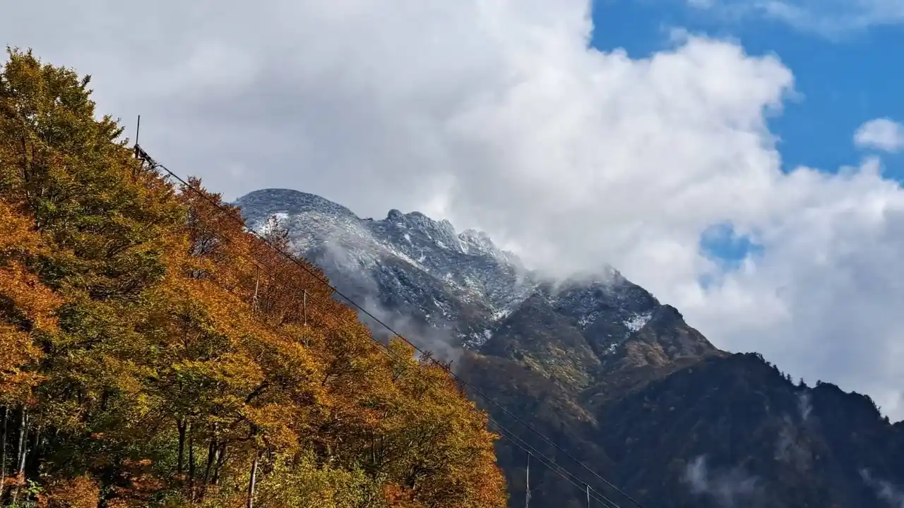 【株式会社西武・プリンスホテルズワールドワイド】 【八海山ロープウェー】山全体の紅葉が見頃ピークに!雲海とのコラボレーションも。【運行期間】2025年11月16日(日)まで