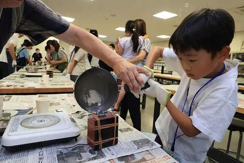 【高槻市】 夏休みの子どもたちが高槻市の博物館で銅鐸・銅鏡づくりを体験