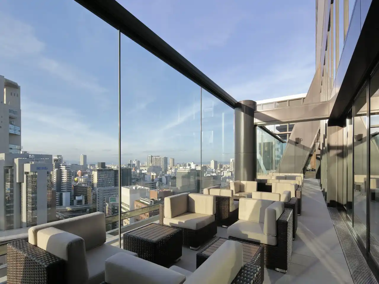 【株式会社カンデオ・ホスピタリティ・マネジメント】 都会の喧騒の中に佇む、唯一無二のアーバンリトリート空間が進化陽光に包まれる「THE C's SKY CAFE」と夜景を纏う「THE C's SKY BAR」誕生