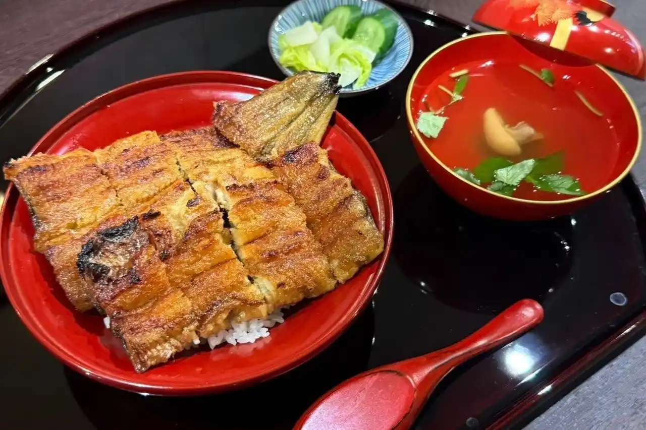 大阪発のうなぎ料理専門店が関東初進出！　　“蒸さない”関西風で好評東京・中目黒に「地焼鰻 寝床」