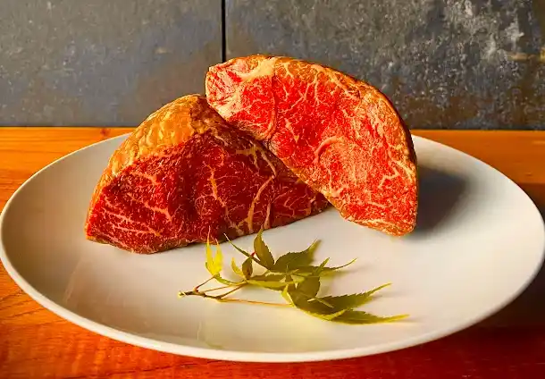 【株式会社関屋リゾート】 肉好き必見。大分和牛の旨みを解き放つ、THE PEAKの新スペシャルメイン。