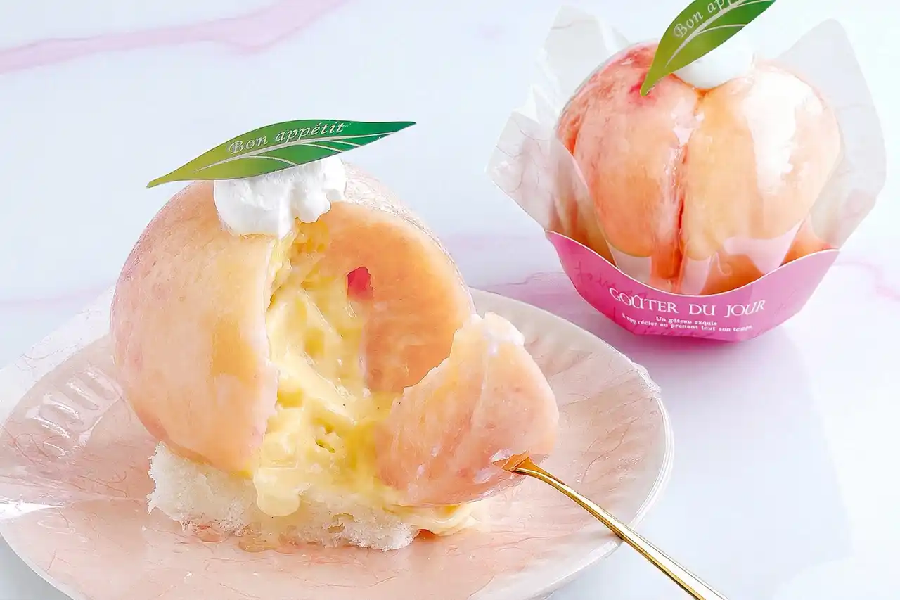 【桃スイーツの女王、ついに降臨】毎年完売「まるごと桃」、完熟大玉に絶品カスタードをぎっしり詰めて今年も登場！
