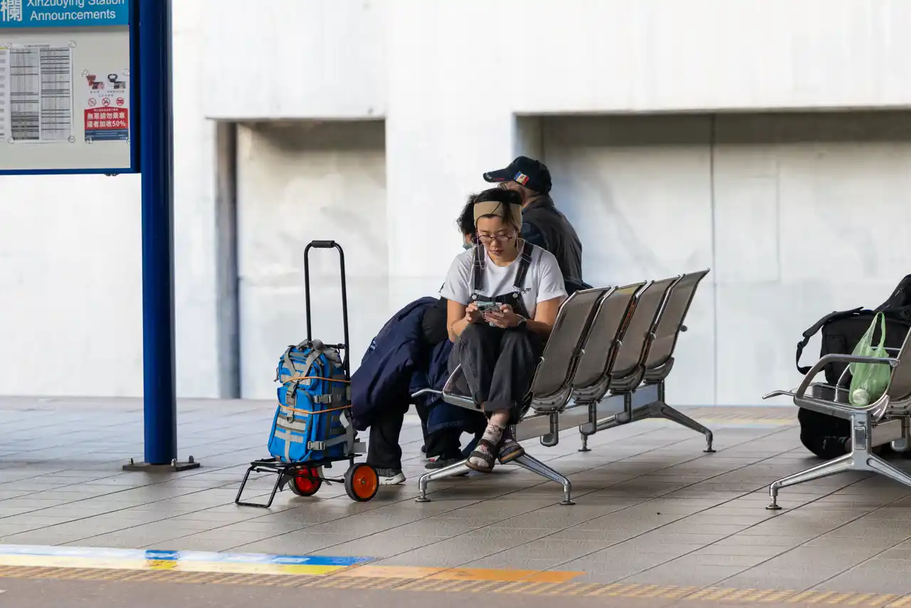 【KOTARO NUKAGA】 飯川雄大「デコレータークラブ: 重いバッグの中身」をKOTARO NUKAGA（天王洲・Three）2拠点で開催