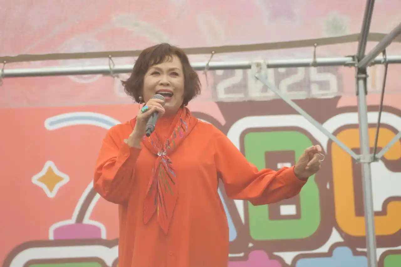 【朝日放送ラジオ株式会社】 ６年ぶりに上沼恵美子がABCラジオまつりに登場！雨の万博記念公園に歌声が響き渡る。