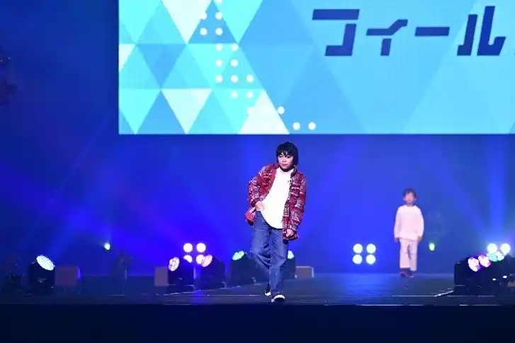 【NTTドコモ ドコモ未来フィールド】 煌びやかなステージでプロモデル顔負けのポージングを披露！表舞台から裏側まで丸ごと体験し、エンターテインメントのプロのセカイに触れる「ドコモ未来フィールド」の特別プログラムを開催