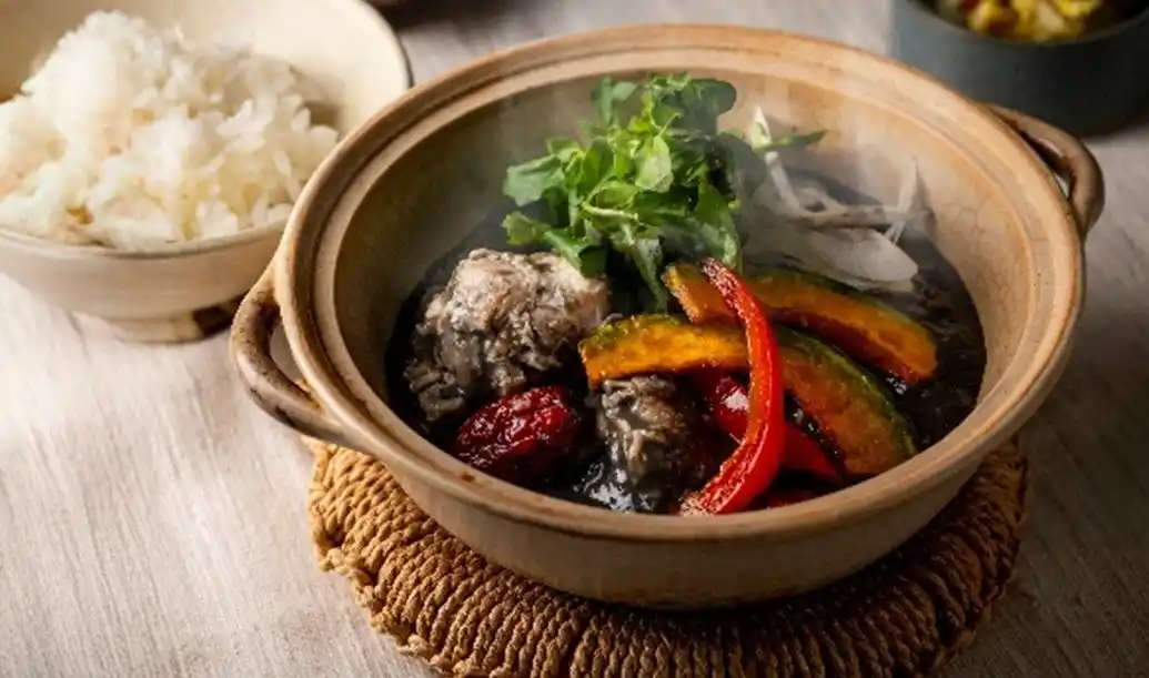 【かどや製油株式会社】 ごま専門cafe & izakaya『goma to』黒ねりごまの旨みが溶け込んだ黒い参鶏湯