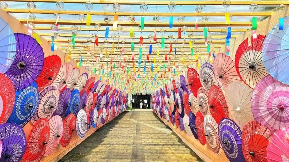 【株式会社レスト関ヶ原】 夏休みクイズラリー「天下分け目の風鈴探検隊」初開催、風鈴6,000個、和傘400本に隠された謎を解け