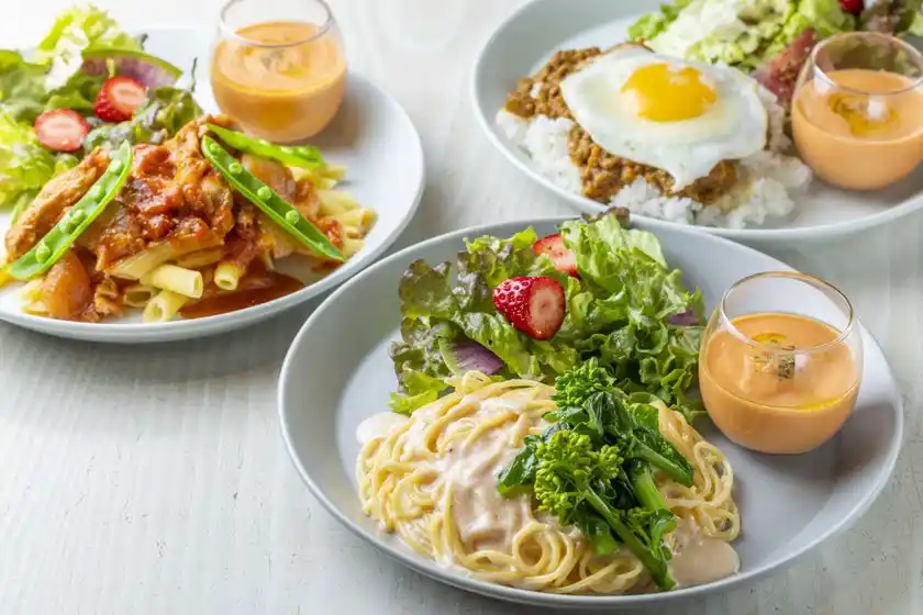 左)春野菜とチキンのトマトペンネ、中央)春野菜と明太子のクリームパスタ