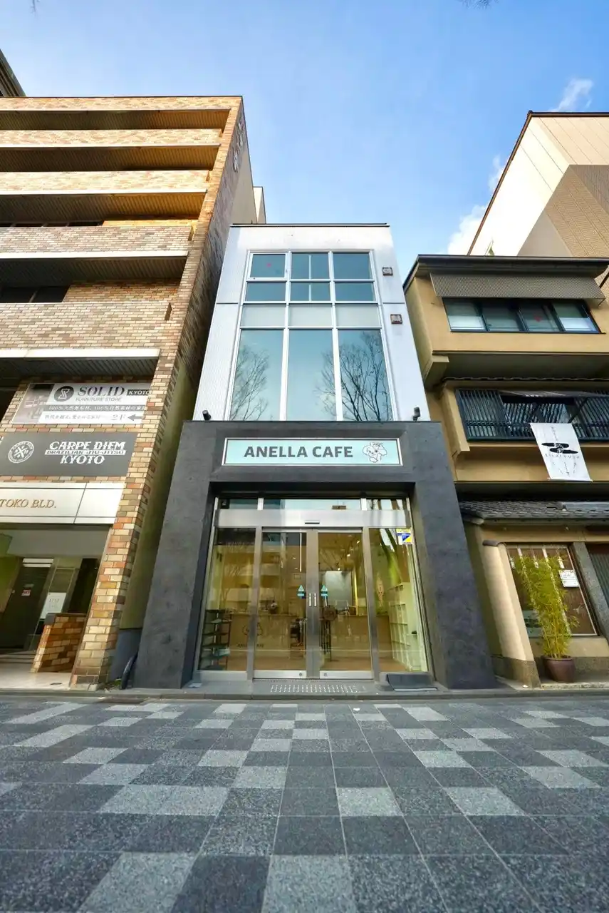 【京都初上陸】全国23店舗目となる保護犬ふれあいカフェ「ANELLA CAFE 京都烏丸店」2月5日（木）オープン。ずっとの家族探し×障がい者就労支援を通じて、動物や社会とのつながりを感じる機会に
