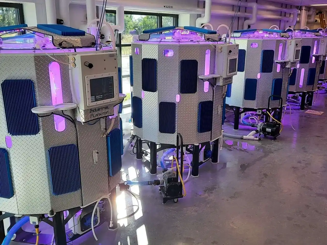 宇宙船!? ロボット!? 実は、カナダ製の微細藻類の培養装置。北海道から沖縄まで導入が広がり、日本の水産業を進化させている！